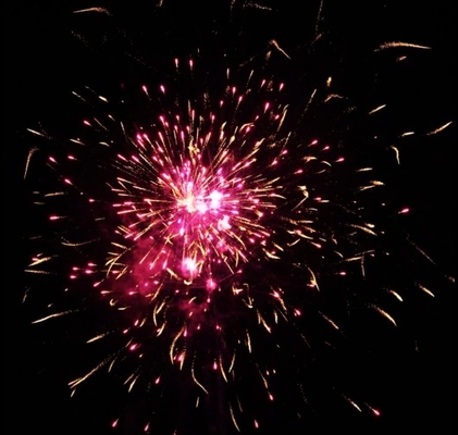 Buen precio Liuyang Torta Pyro Fuegos artificiales 100 disparos Forma recta 1.2 pulgadas 1.4G UN0336 en línea