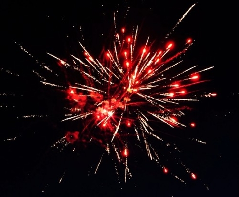 Buen precio 100 disparos Torta al aire libre Fuegos artificiales Torta Fuegos artificiales chinos para la celebración en línea