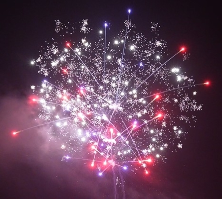 Buen precio Fuego de artificio de pastel de consumo de Liuyang 100 disparos Forma recta 1.4G UN0336 en línea