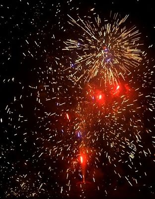 İyi bir fiyat. Sınıf 1.4G UN0336 8 metre güvenlik mesafesi ve 18+ yaş için büyük etkisi olan tüketici pastası havai fişekleri çevrimiçi