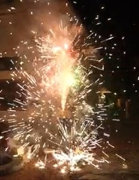 Buen precio 12 disparos 500G Fuente de consumo Fuegos artificiales al aire libre Torta fuegos artificiales para la celebración en línea