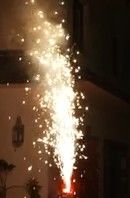 Buen precio 12 disparos Fuegos artificiales de tarta de consumo con distancia de seguridad de 8 metros y modelo cuadrado ideal para espectáculos de fuegos artificiales de bodas en línea