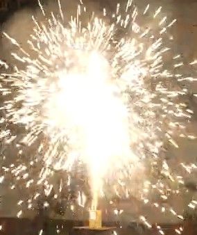 12 colpi Fuochi d'artificio con 8 metri di distanza di sicurezza e scoppi multicolori per celebrazioni sicure e colorate