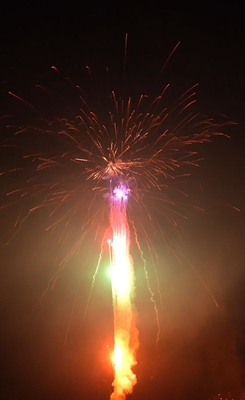 Buon prezzo 100 colpi Fuochi d'artificio di torta per consumatori Fuochi d'artificio in tubo di carta da 1,2 pollici OEM Package in linea