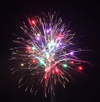 Buon prezzo OEM 88 colpi Fuochi d'artificio di torta per consumatori Liuyang Festival pirotecnico Petardini in linea