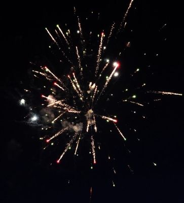 Buen precio MC1237 Fuegos artificiales de misiles Saturno con 25 disparos, 8 metros de distancia de seguridad y 1.4G Clase UN0336 para exhibiciones dinámicas del festival en línea