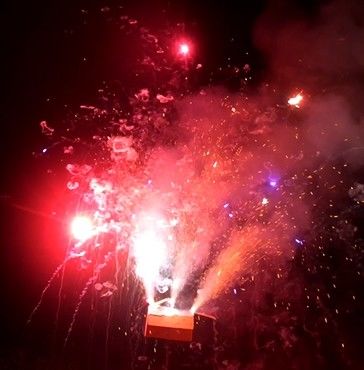 Giá tốt. 25 Shots Big Cake Bức pháo hoa với chiều cao 100 feet và giới hạn độ tuổi 18+ cho các màn trình diễn ngoạn mục trực tuyến